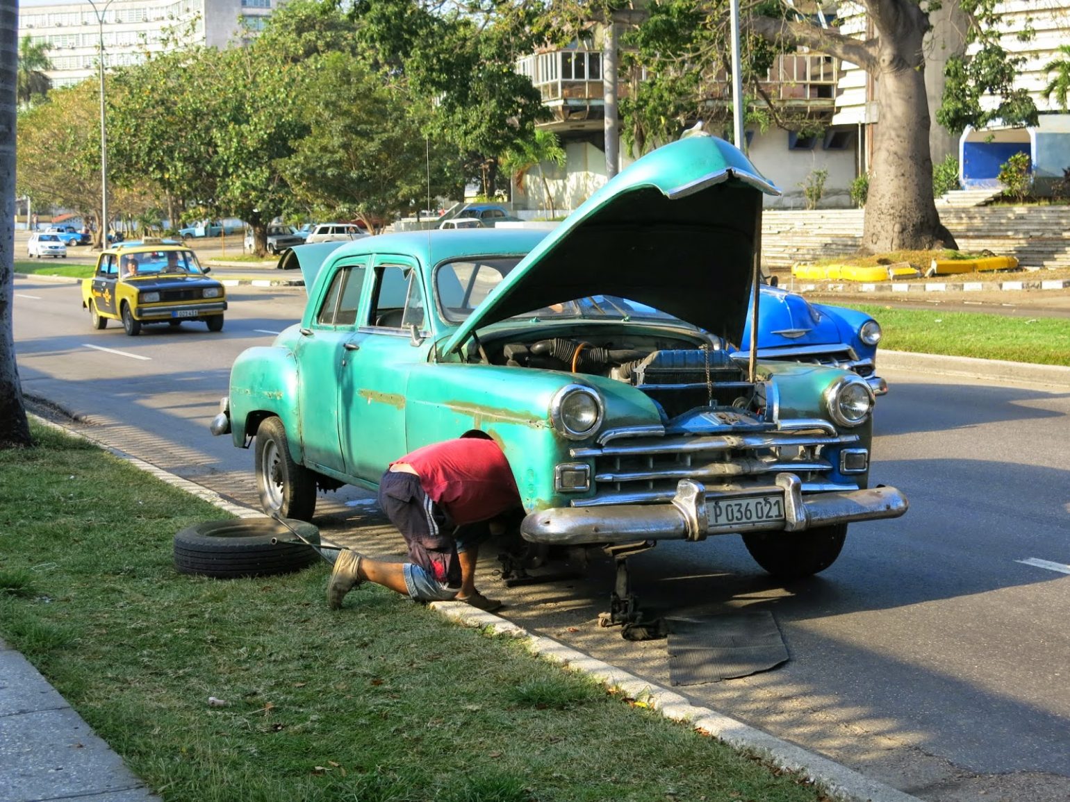 conserto de carro em Cuba no meio da rua