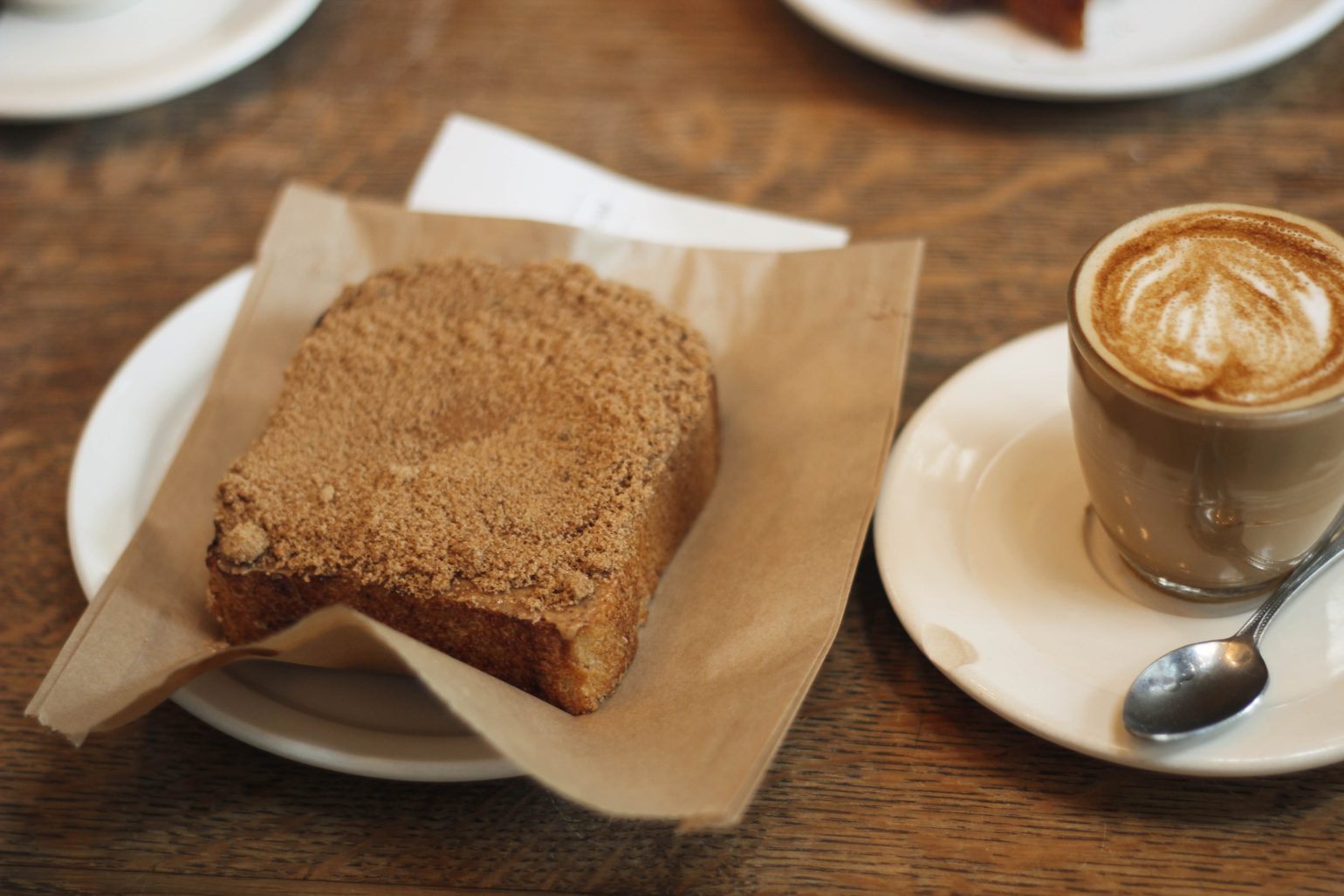 torrada de canela com café com leite